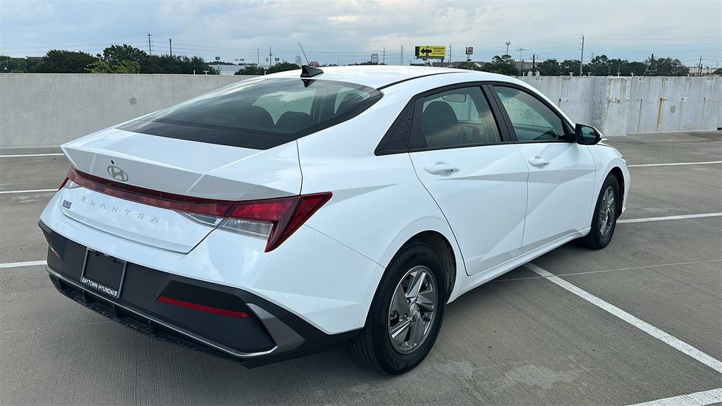 Used 2026 Hyundai Elantra SE FWD image 12
