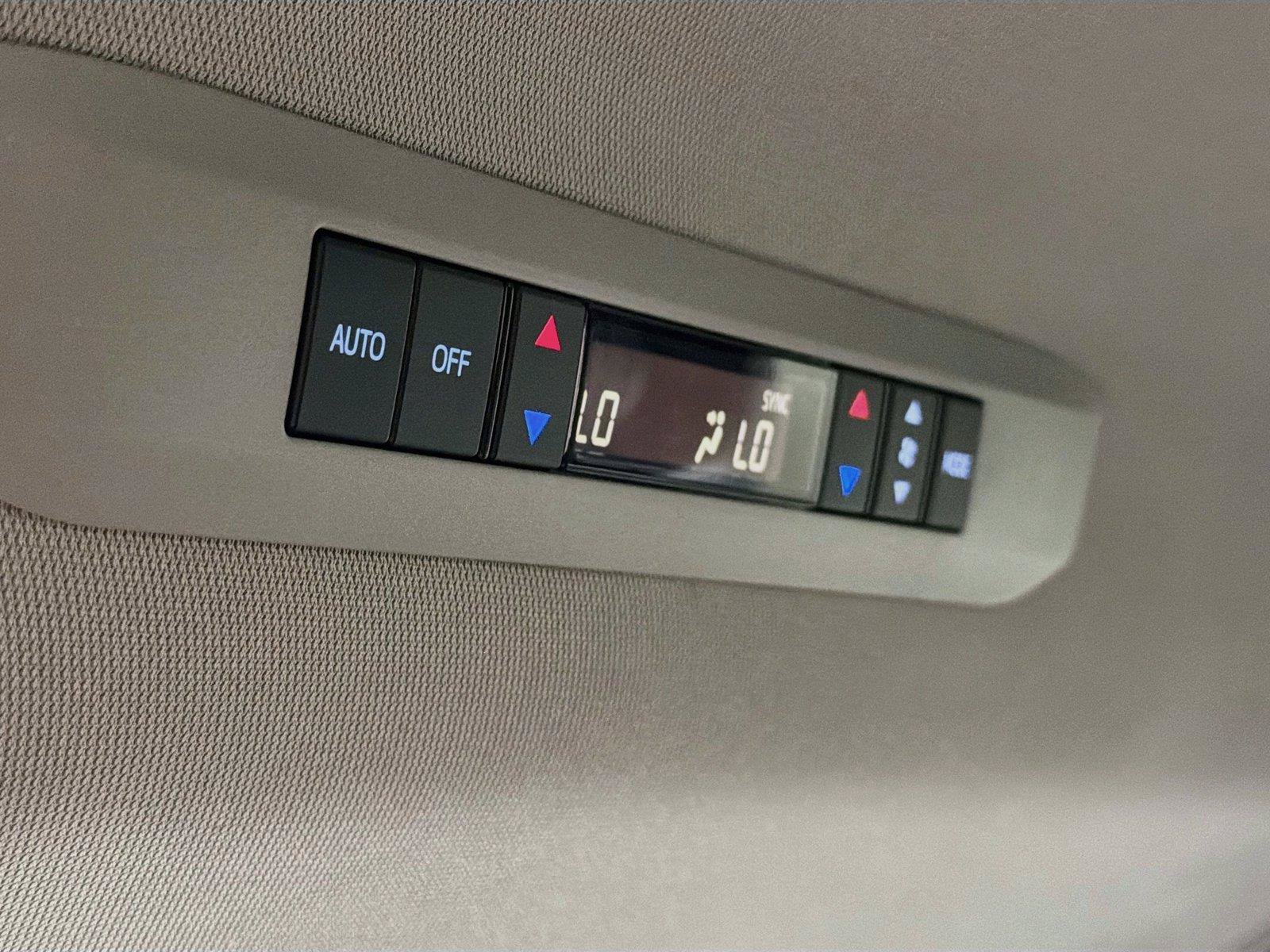 Used 2025 Toyota Sienna XLE FWD image 29