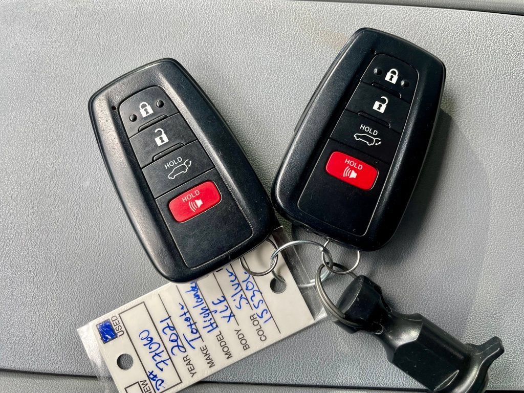 Used 2021 Toyota Highlander XLE AWD/4WD image 22