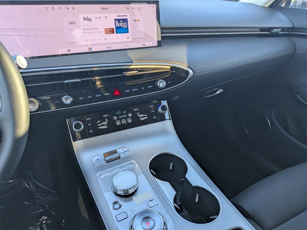 Used 2026 Genesis GV70 2.5T Select image 24