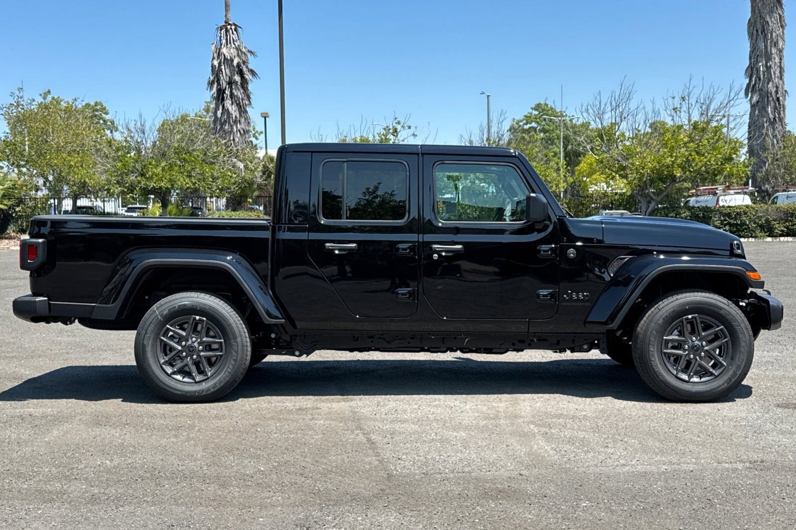 New 2025 Jeep Gladiator Sport video 2