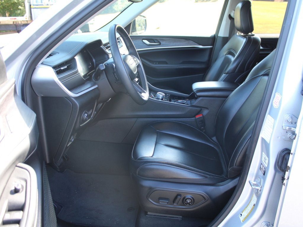 Used 2023 Jeep Grand Cherokee Limited image 4