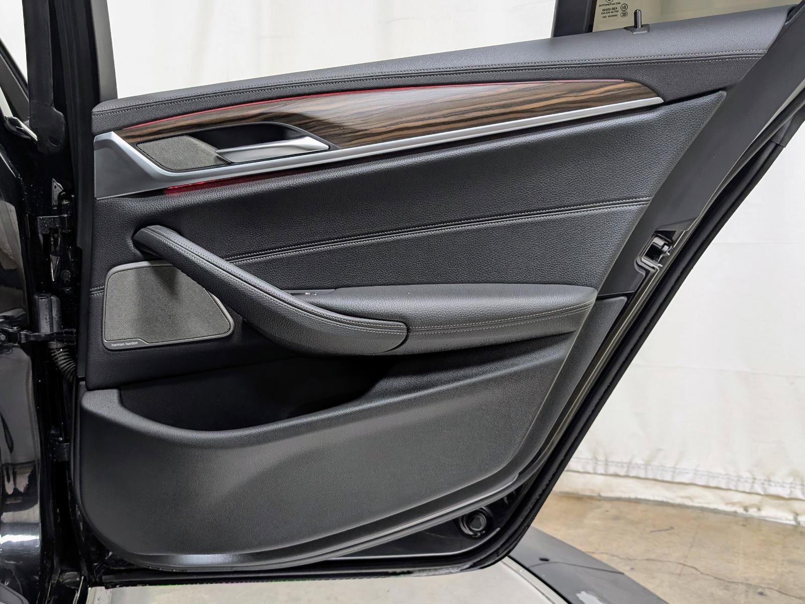 Used 2022 BMW M550i xDrive image 21