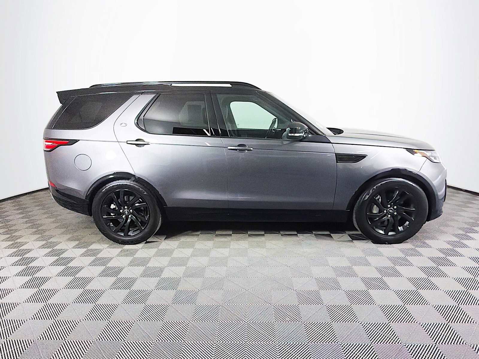 Used 2018 Land Rover Discovery HSE AWD/4WD image 4