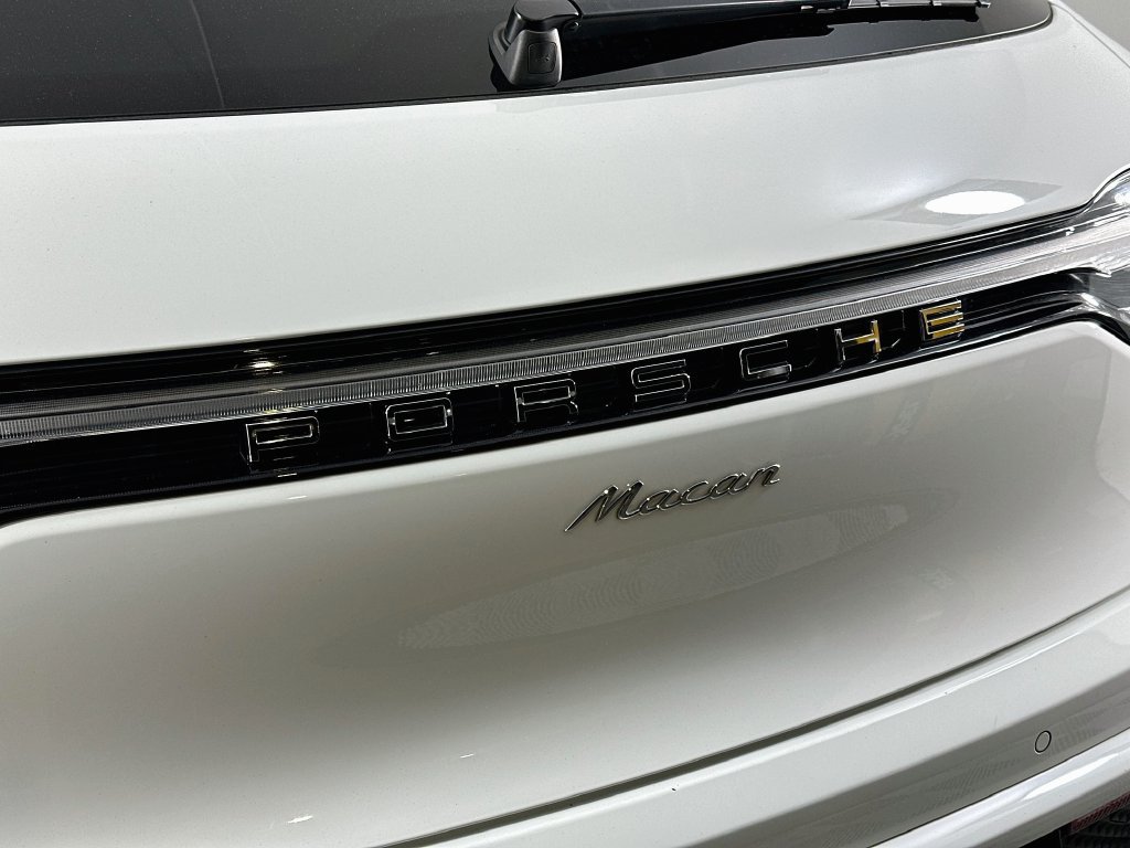 Certified 2024 Porsche Macan AWD/4WD image 34