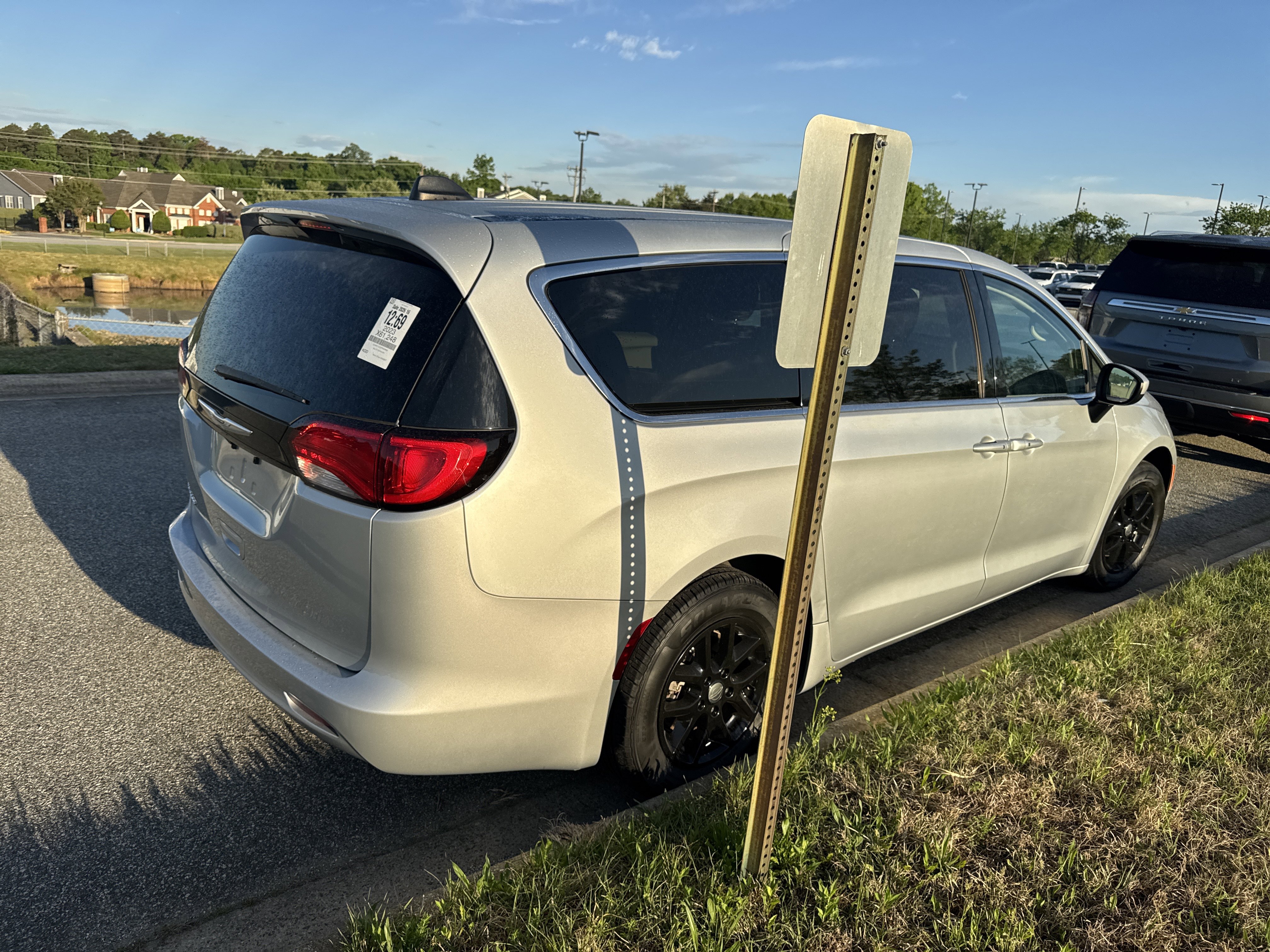 Used 2023 Chrysler Voyager LX image 10