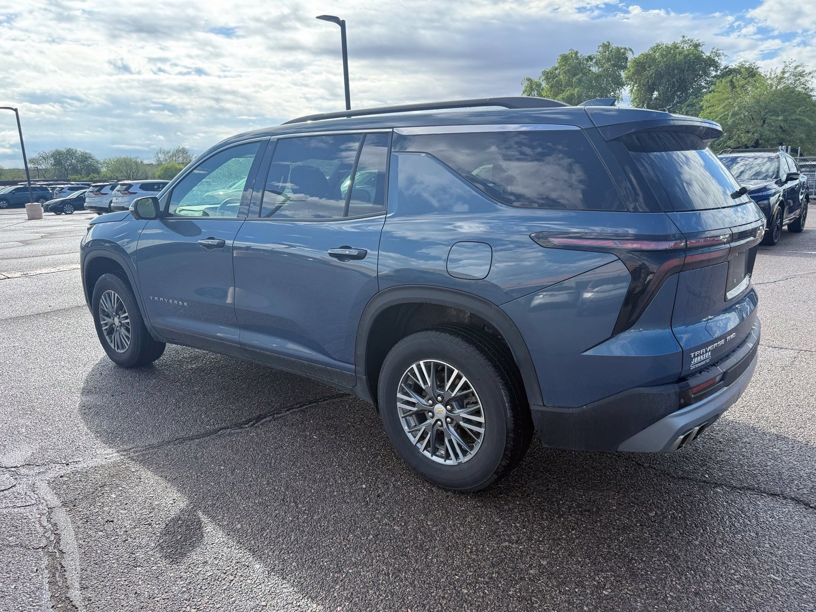 Used 2024 Chevrolet Traverse LT w/ Trailering Package AWD/4WD image 7