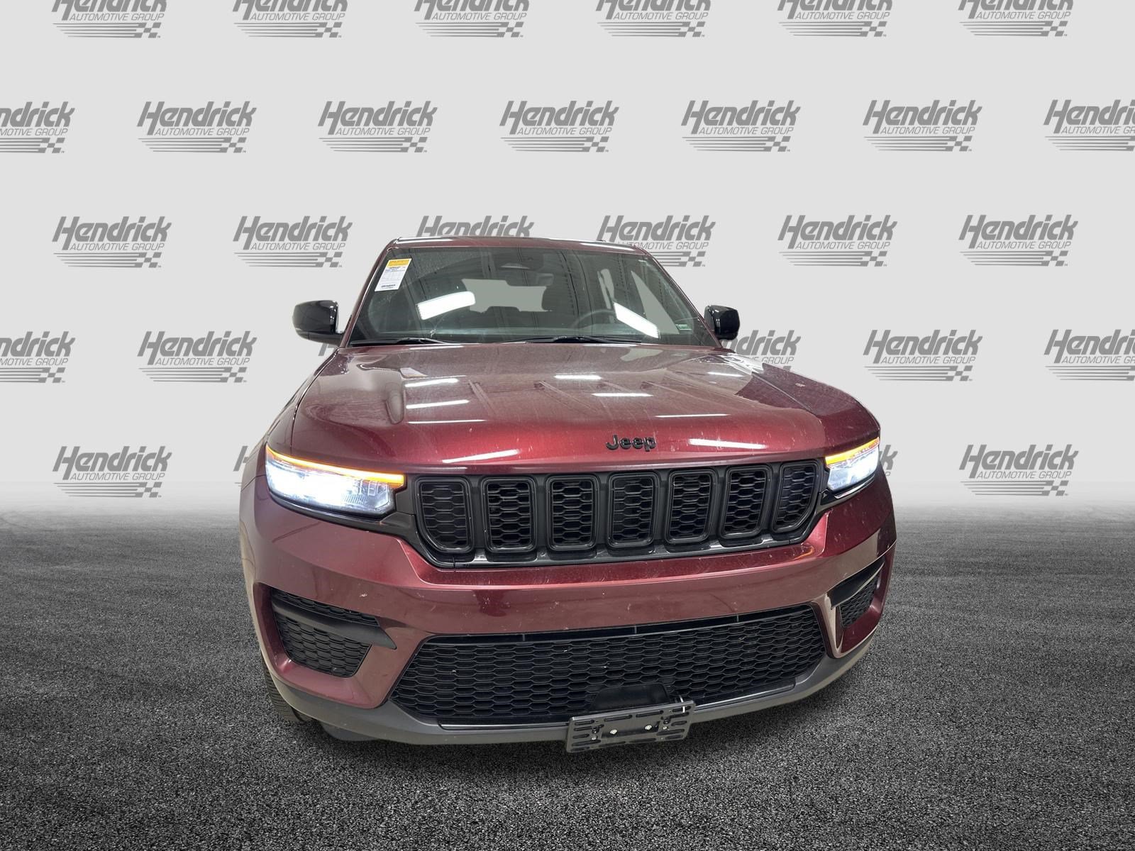 Used 2025 Jeep Grand Cherokee Altitude AWD/4WD image 5