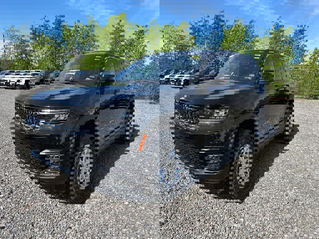 New 2025 Jeep Grand Cherokee Laredo w/ Luxury Tech Group I