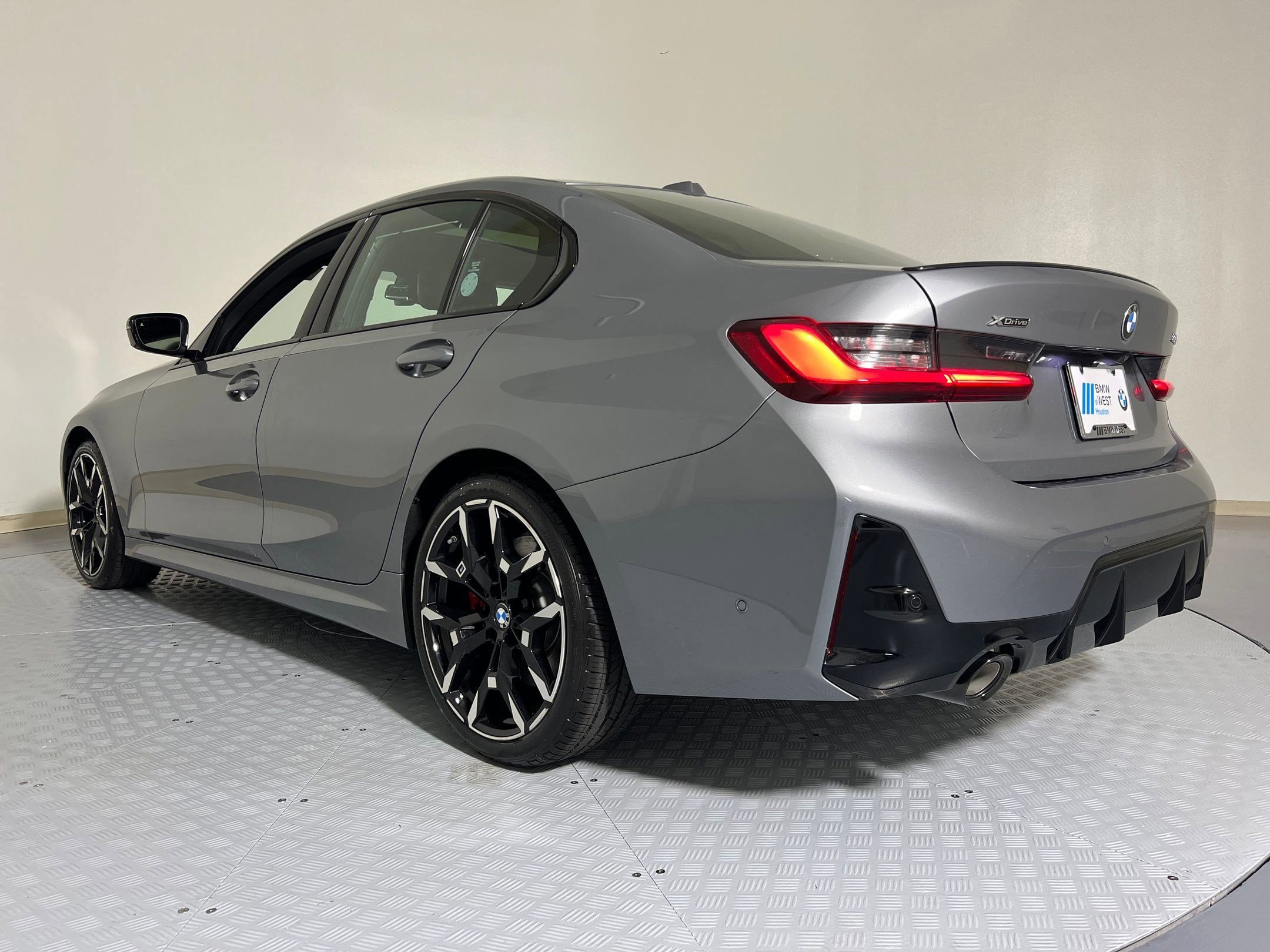 Used 2025 BMW 330i xDrive Sedan w/ M Sport Package AWD/4WD image 3