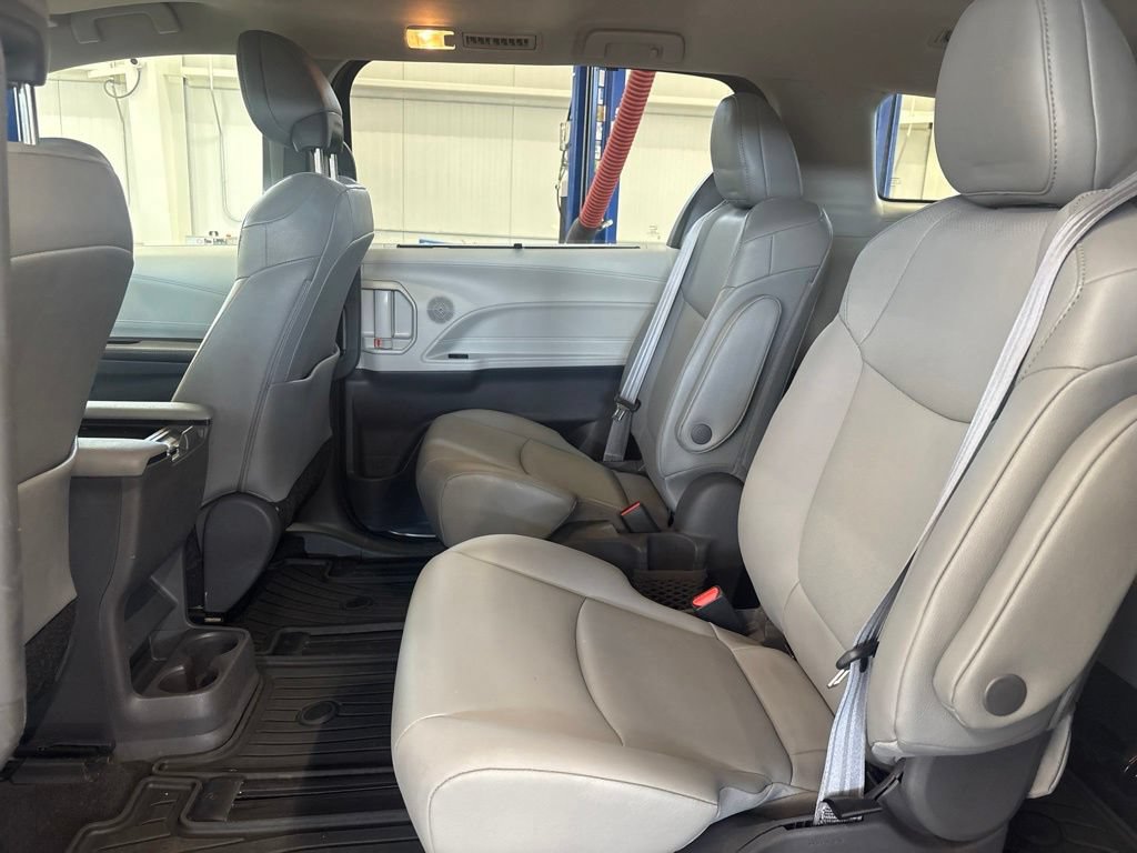 Used 2021 Toyota Sienna XLE AWD/4WD image 16