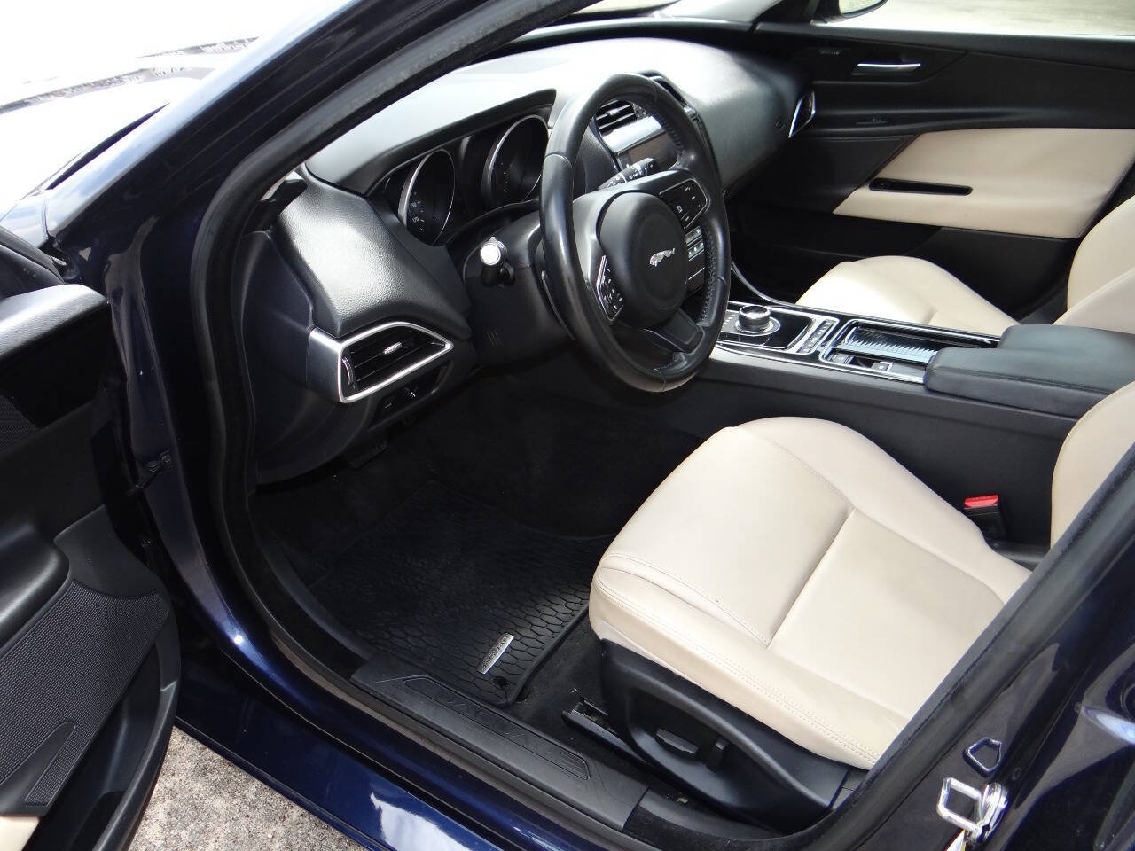 Used 2018 Jaguar XE Premium AWD/4WD image 11