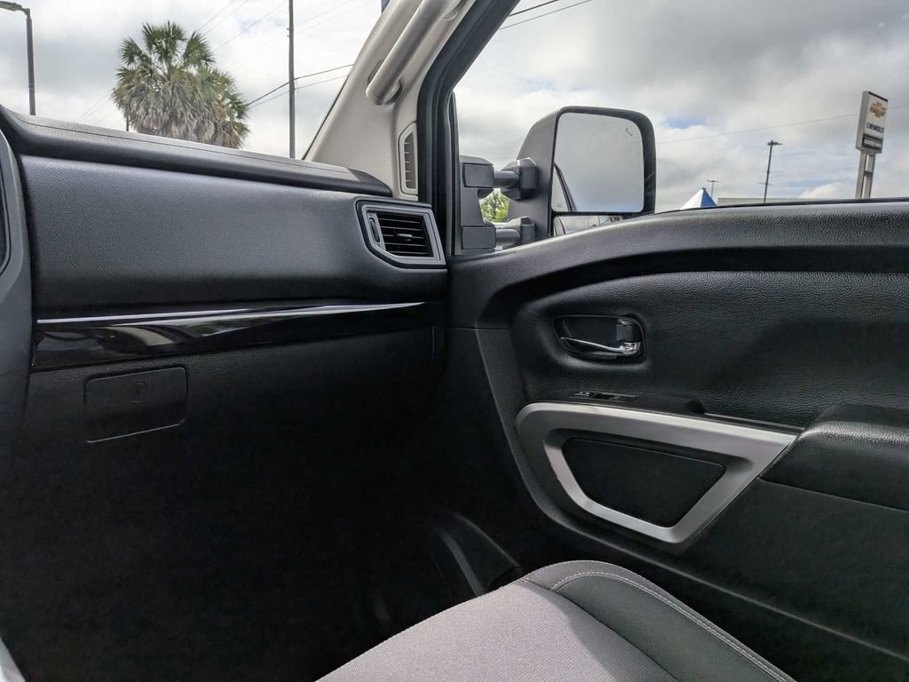 Used 2022 Nissan Titan SV w/ SV Convenience Package AWD/4WD image 15