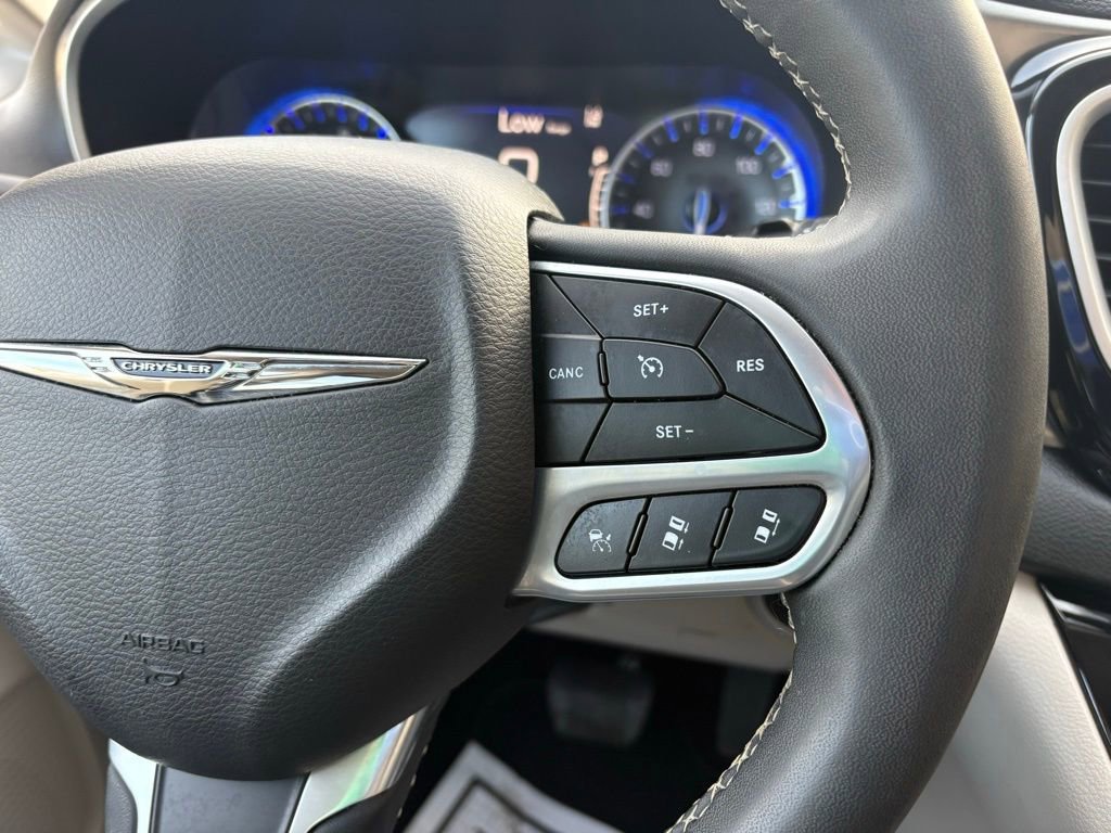 Used 2023 Chrysler Pacifica Touring-L image 27