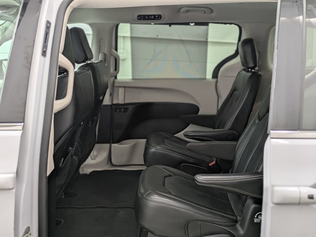 Used 2024 Chrysler Pacifica Touring-L FWD image 12