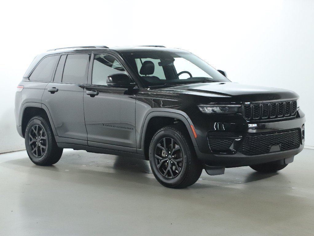 Used 2025 Jeep Grand Cherokee Altitude AWD/4WD image 9