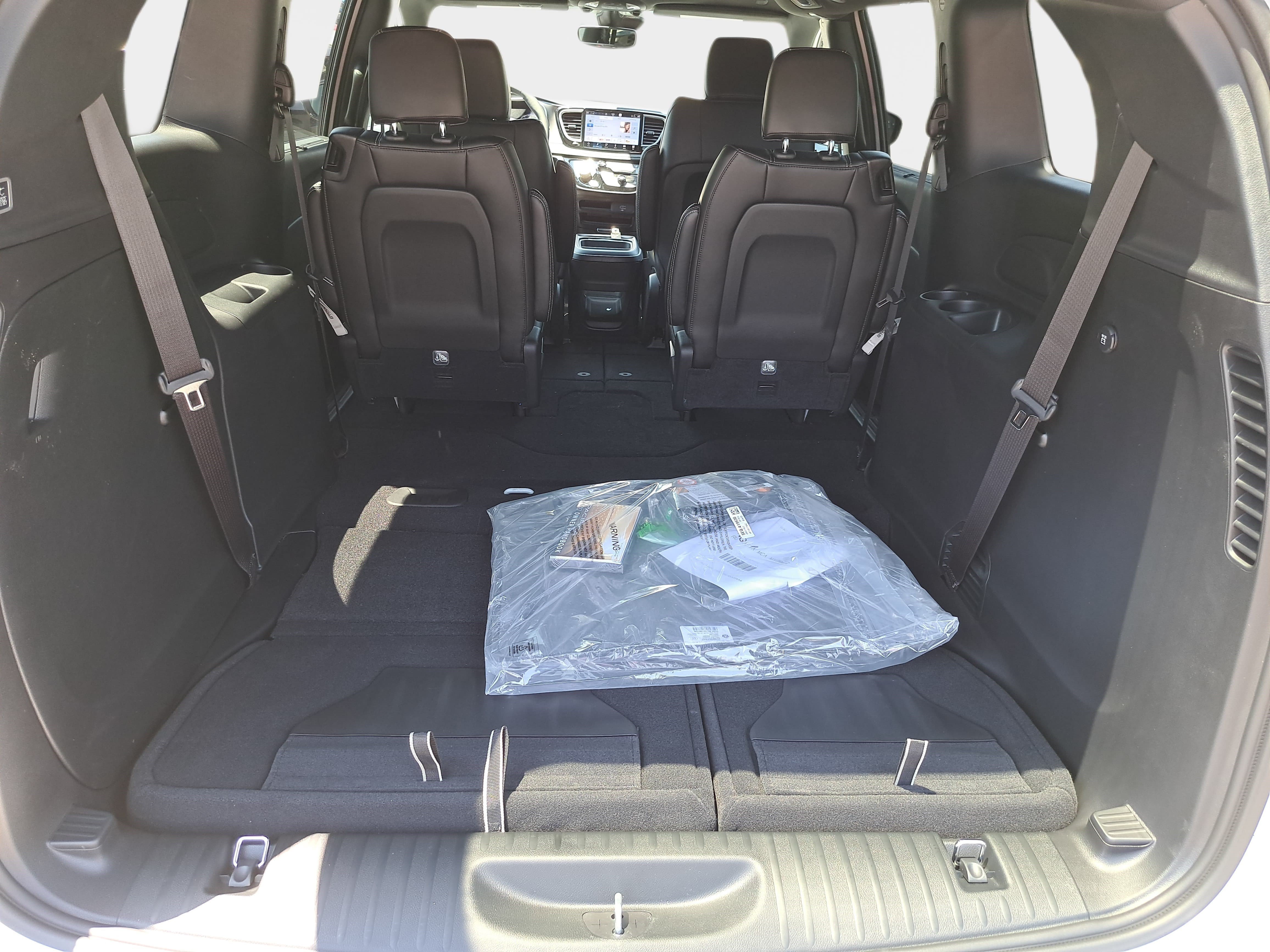New 2027 Chrysler Pacifica Select FWD image 14