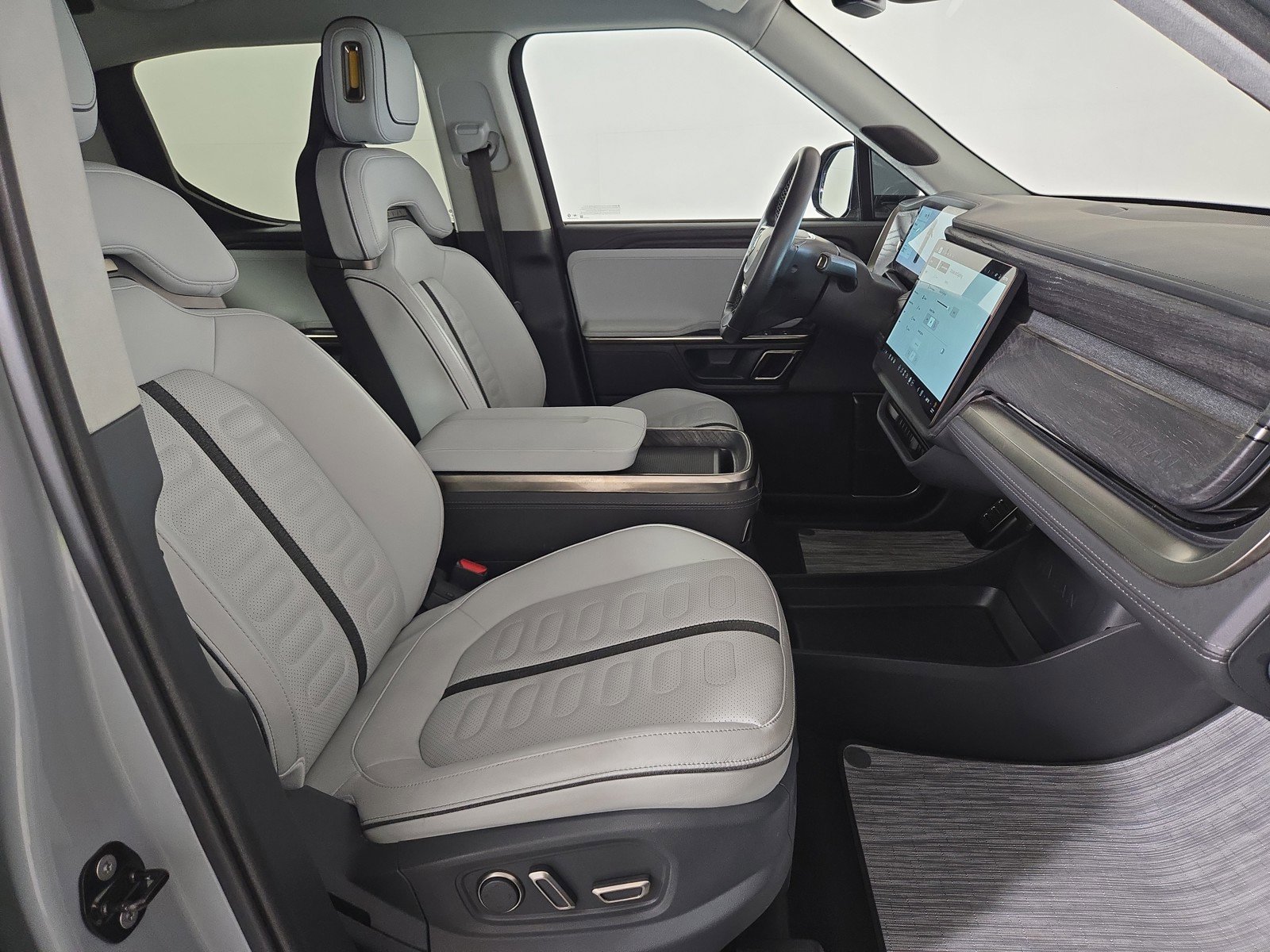 Used 2022 Rivian R1T Adventure image 23