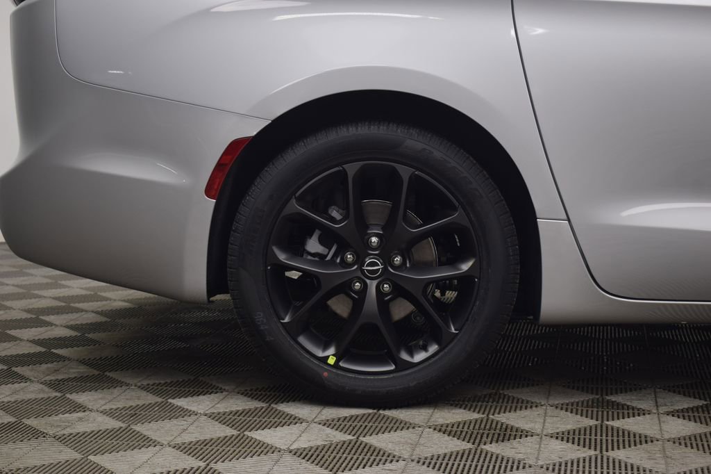 New 2026 Chrysler Pacifica Select w/ S Appearance Package FWD image 9