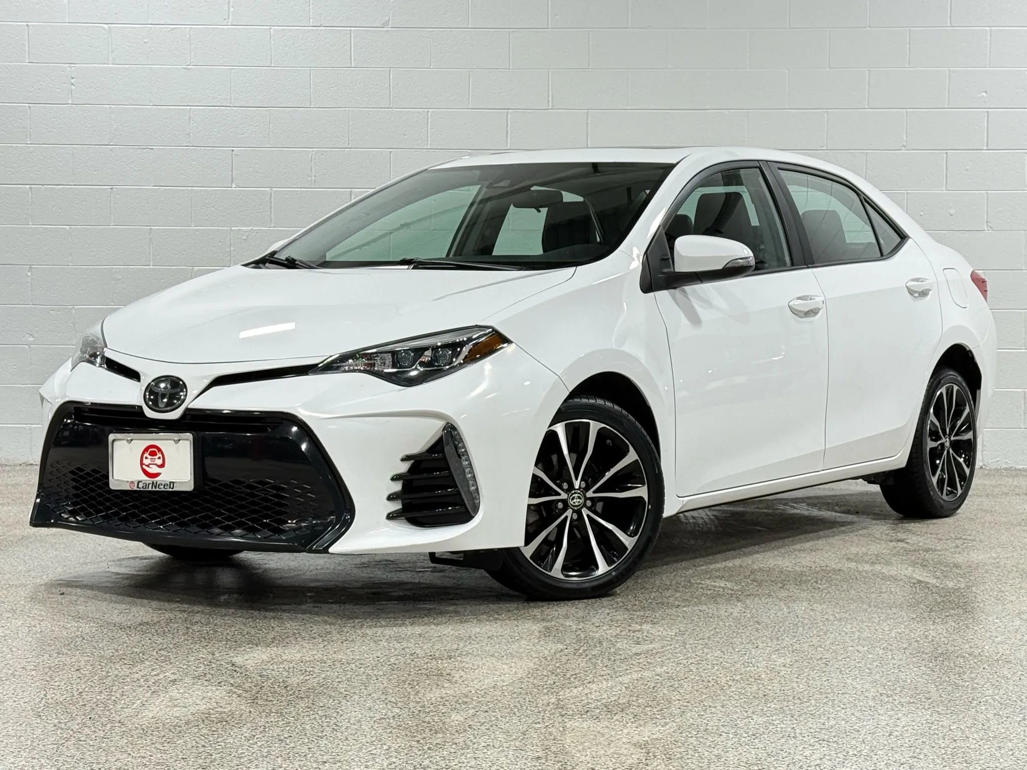 Used 2017 Toyota Corolla SE w/ SE Premium Package image 2