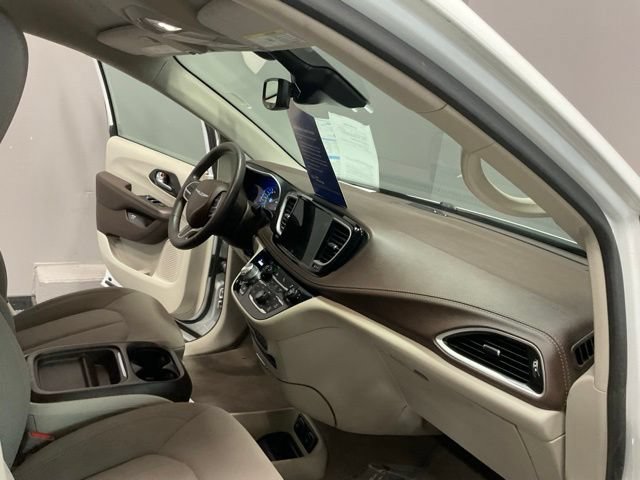 Used 2021 Chrysler Pacifica Touring FWD image 23