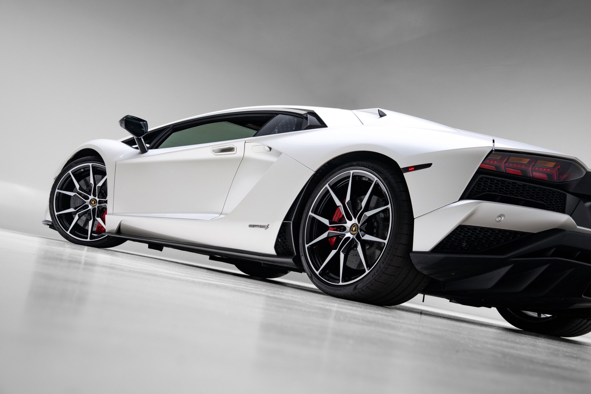 Used 2017 Lamborghini Aventador S image 45