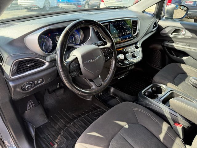 Used 2023 Chrysler Pacifica Touring FWD image 8