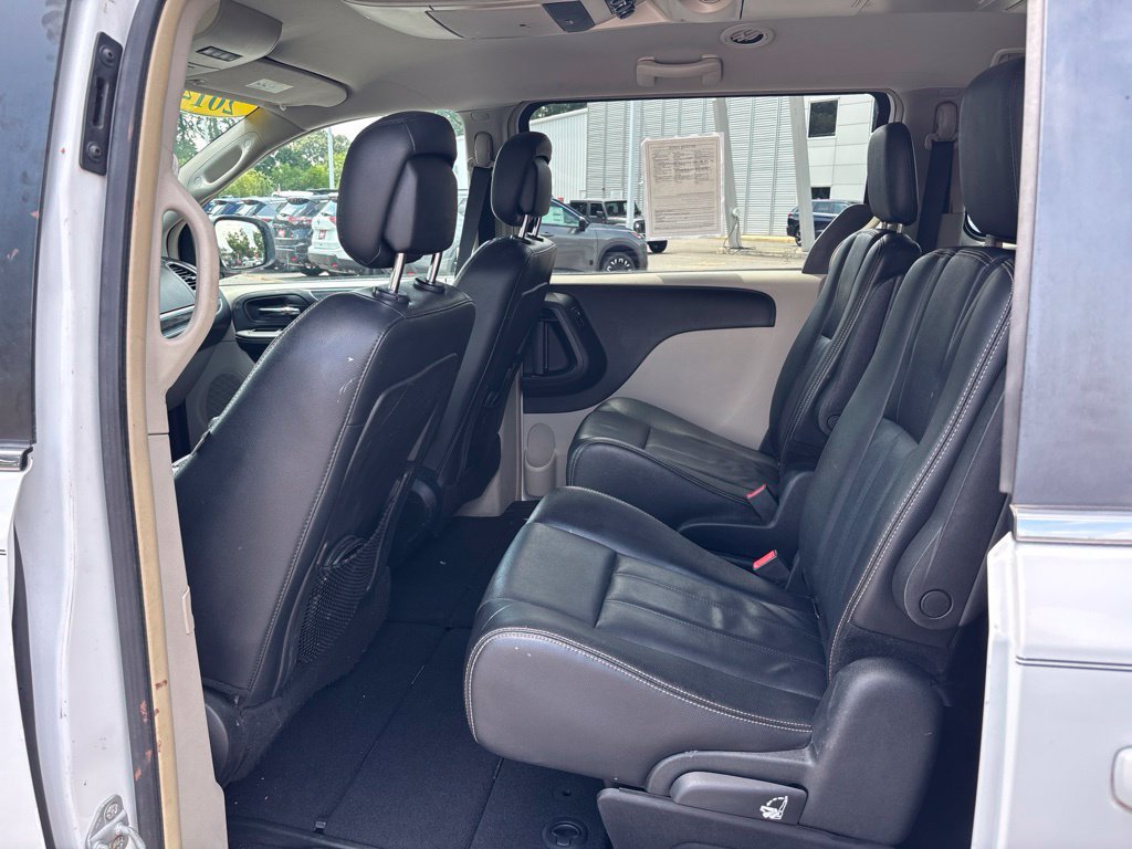 Used 2014 Chrysler Town & Country Touring FWD image 7