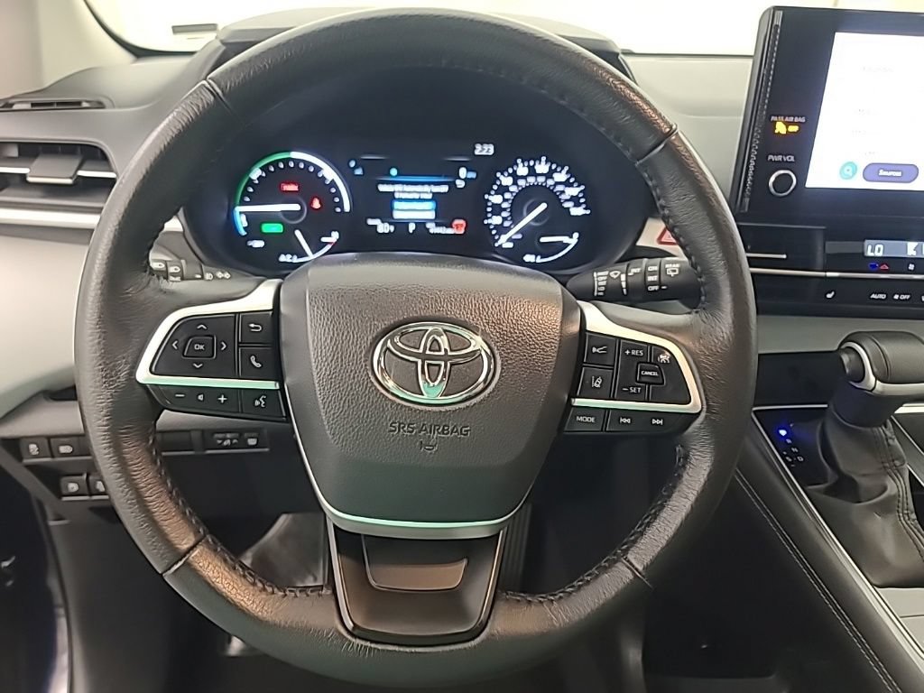 Used 2025 Toyota Sienna XLE FWD image 28