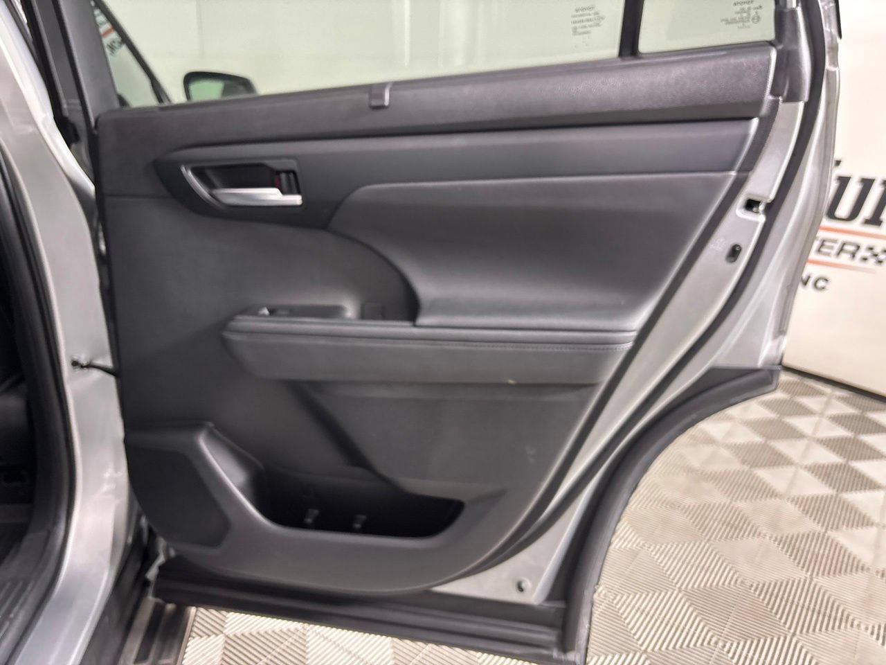 Used 2023 Toyota Highlander XSE FWD image 29