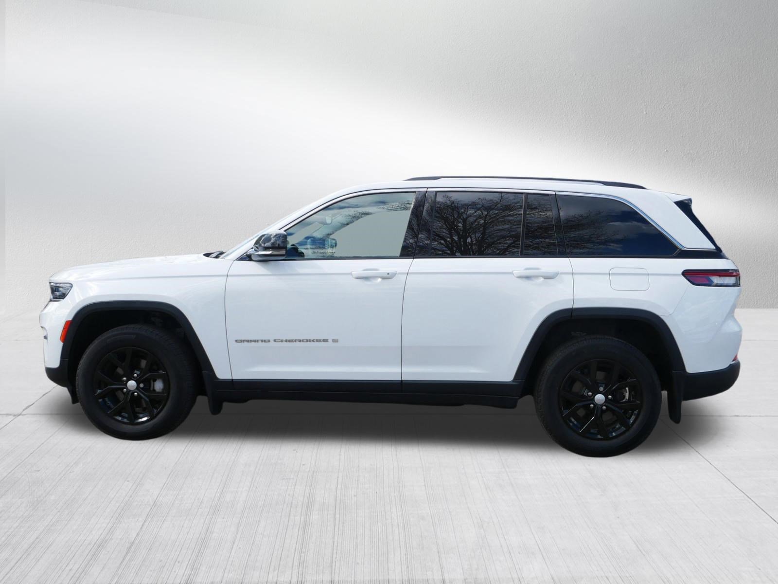 Used 2023 Jeep Grand Cherokee Limited w/ MOPAR Finishing Package AWD/4WD image 4
