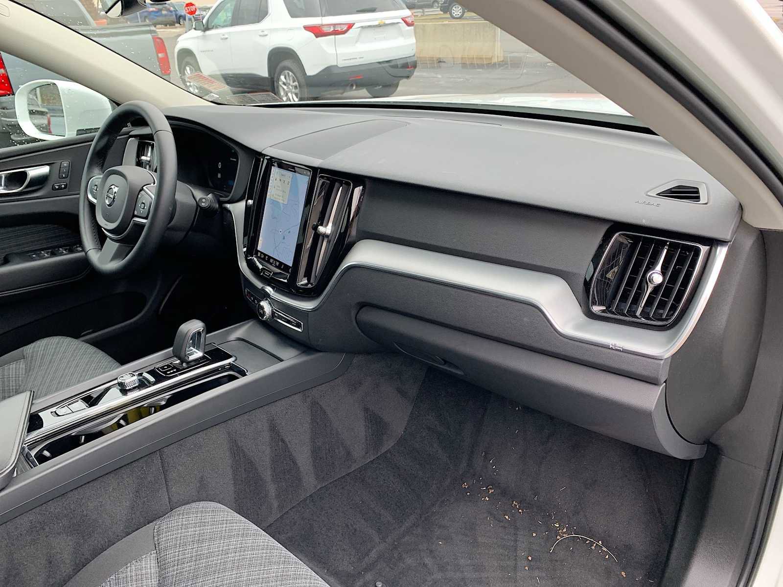 Used 2023 Volvo XC60 B5 Core image 28