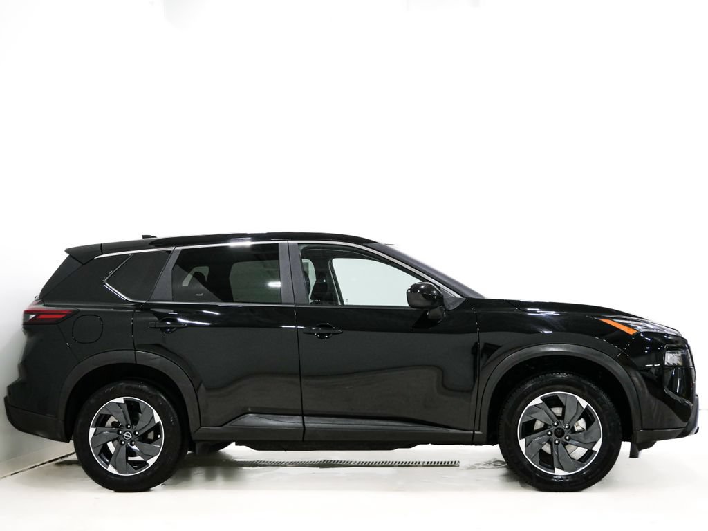 Used 2024 Nissan Rogue SV FWD image 4
