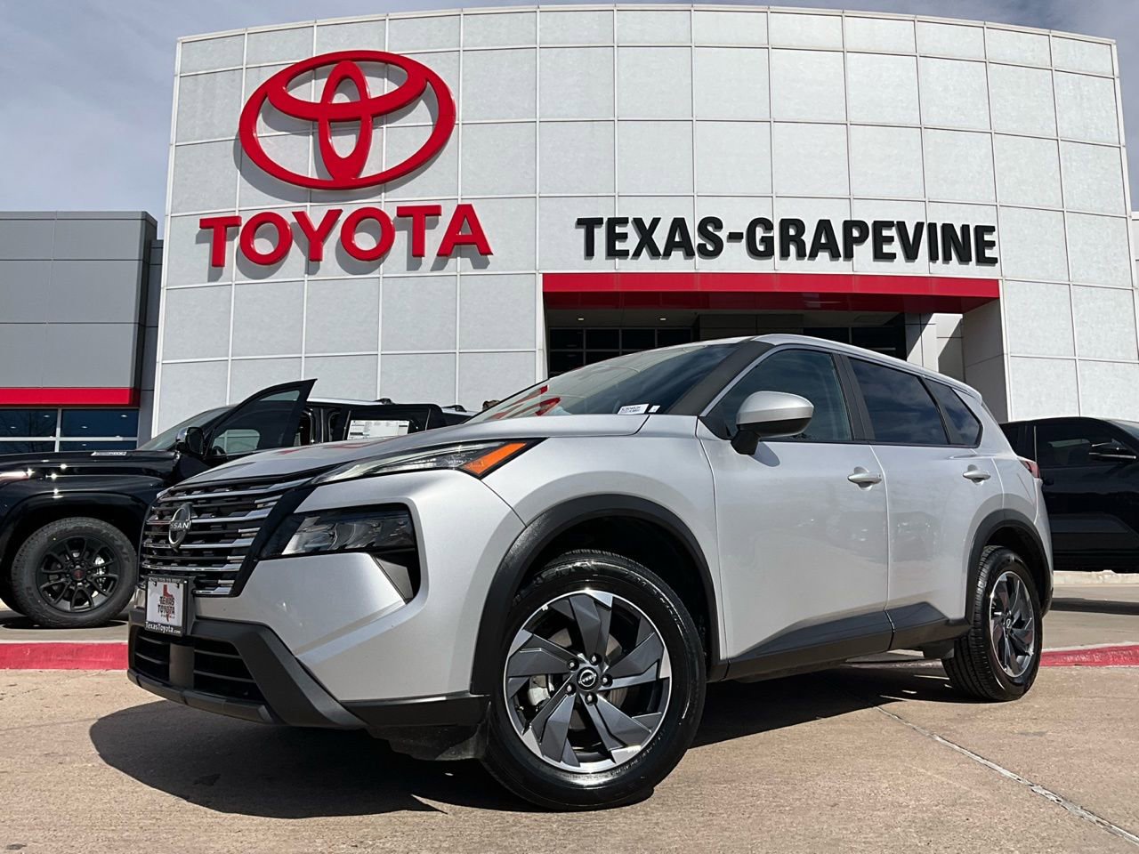 Used 2025 Nissan Rogue SV FWD image 2
