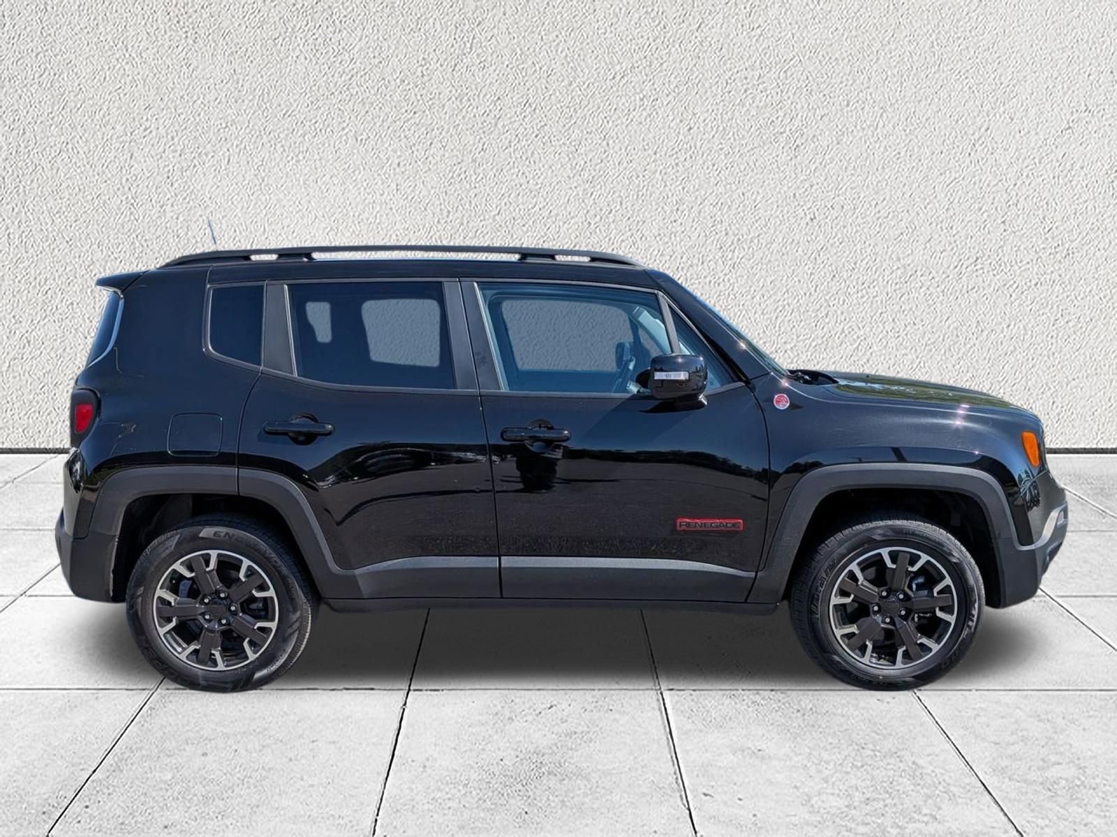 Used 2023 Jeep Renegade Trailhawk AWD/4WD image 2