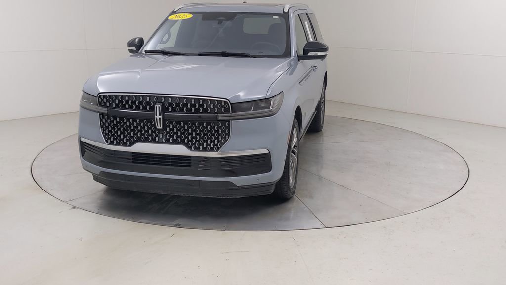Used 2025 Lincoln Navigator Reserve image 11