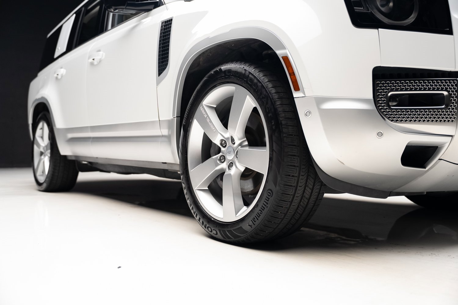 Used 2023 Land Rover Defender 130 First Edition image 81