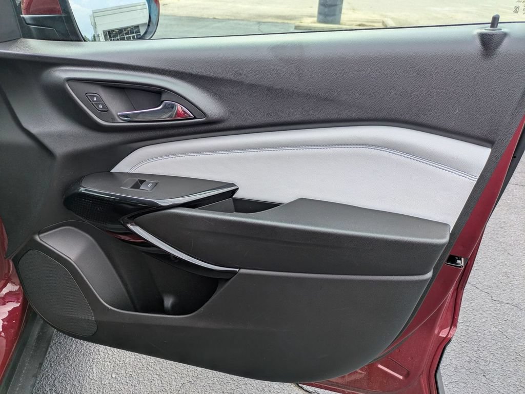 Used 2025 Chevrolet Trax LT FWD image 31
