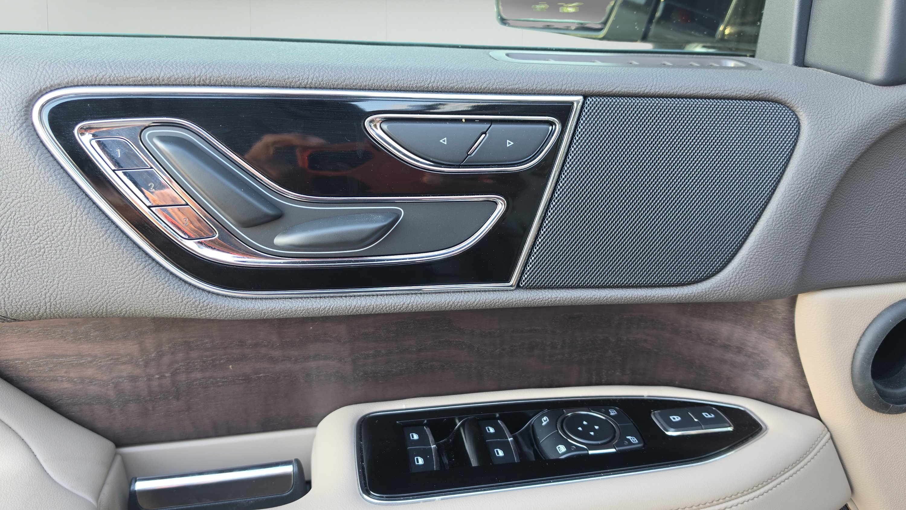Used 2024 Lincoln Navigator Premiere AWD/4WD image 10