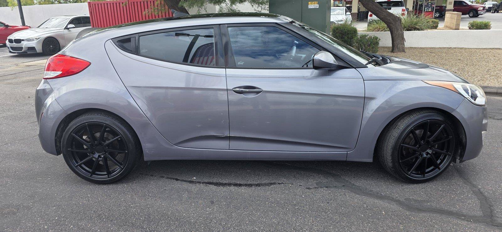 Used 2017 Hyundai Veloster Value Edition FWD image 4