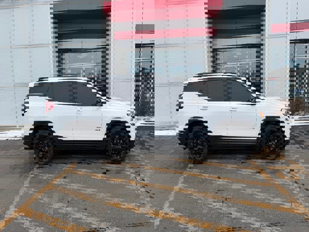 Used 2023 GMC Terrain AT4 image 4