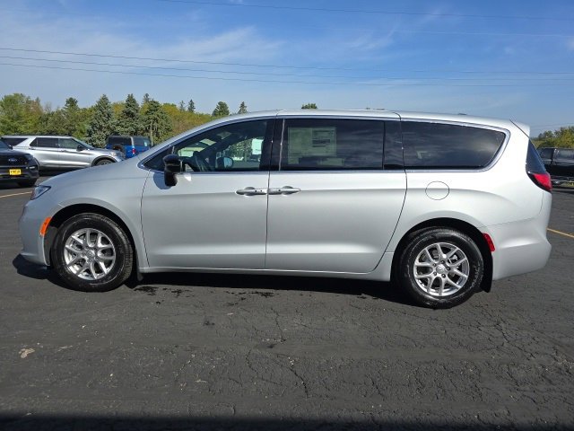 New 2026 Chrysler Pacifica Select image 4