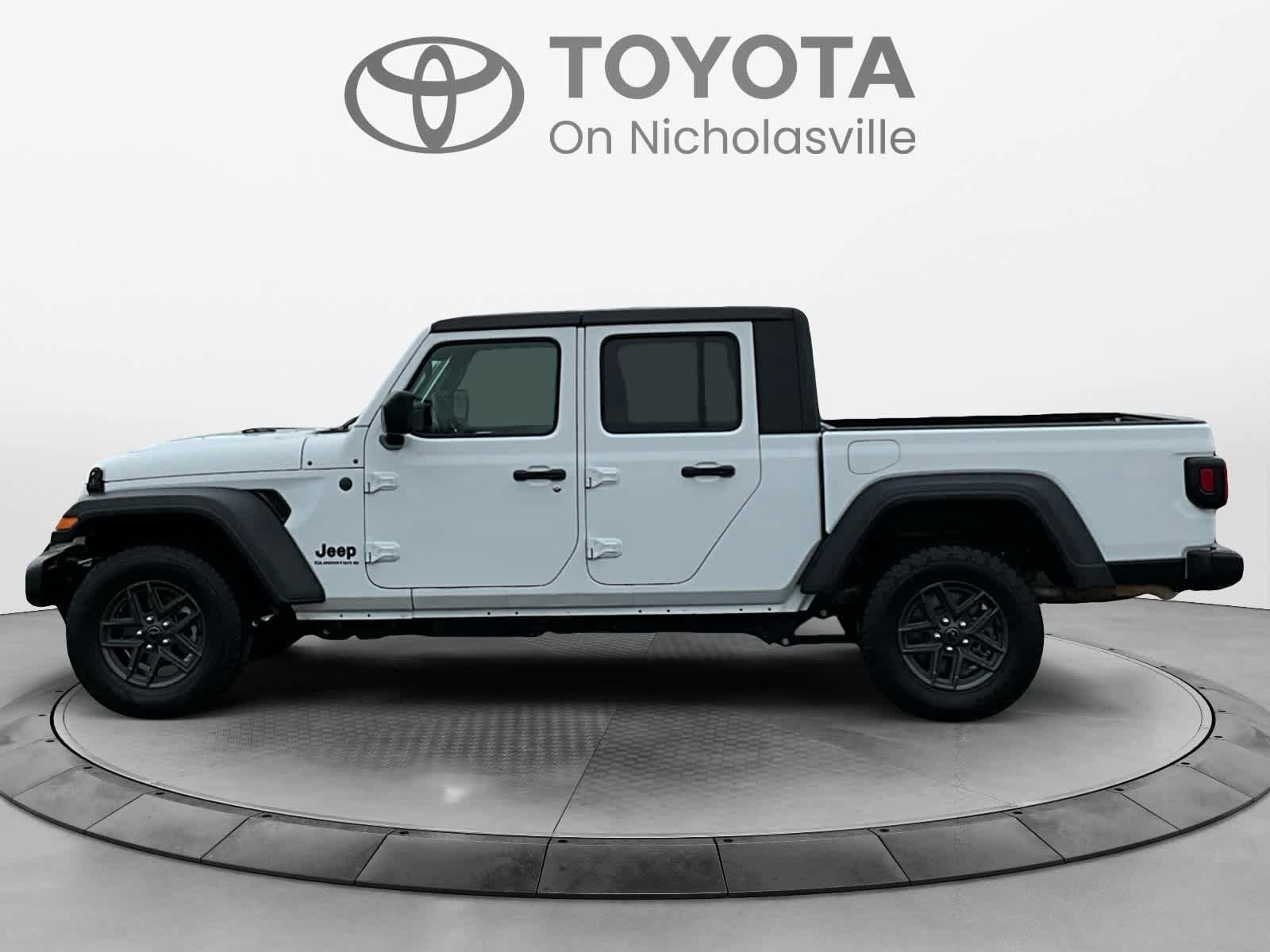Used 2025 Jeep Gladiator Sport image 3