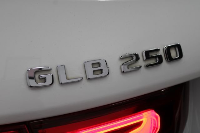 Used 2020 Mercedes-Benz GLB 250 4MATIC w/ Premium Package image 9