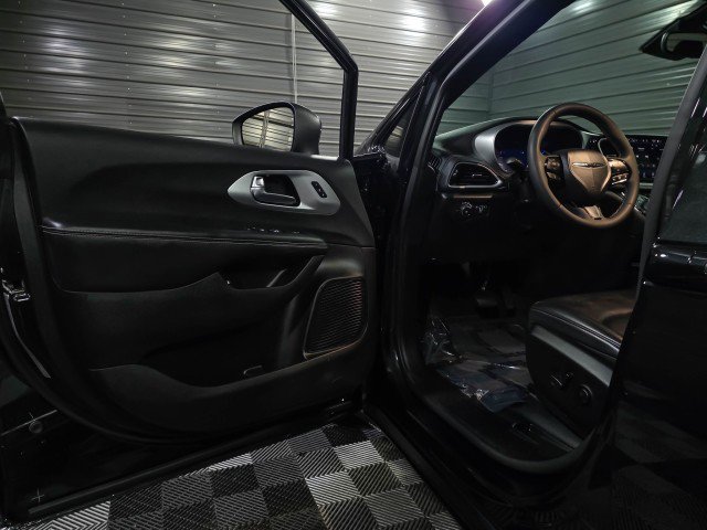 Used 2023 Chrysler Pacifica Touring-L w/ S Appearance Package FWD image 34