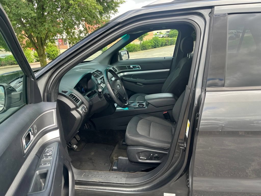 Used 2017 Ford Explorer XLT FWD image 6