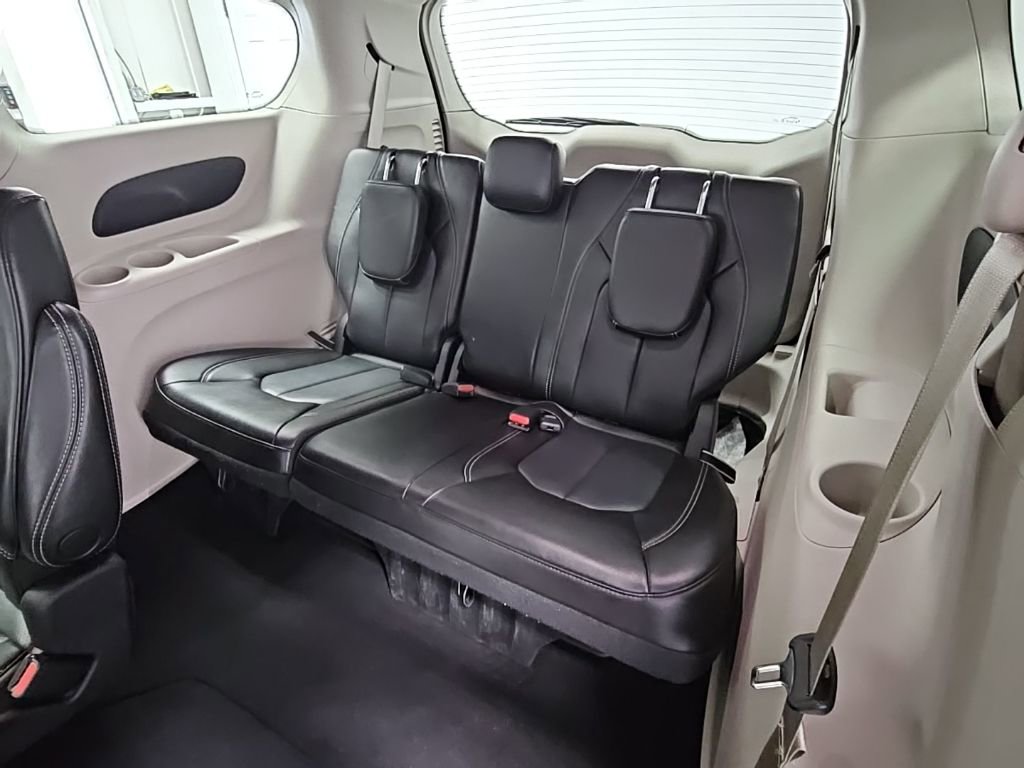 Used 2023 Chrysler Pacifica Touring-L image 32