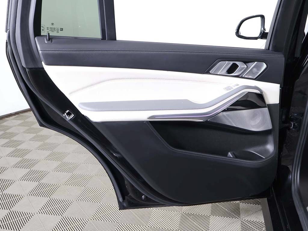 Used 2024 BMW ALPINA XB7 AWD/4WD image 32