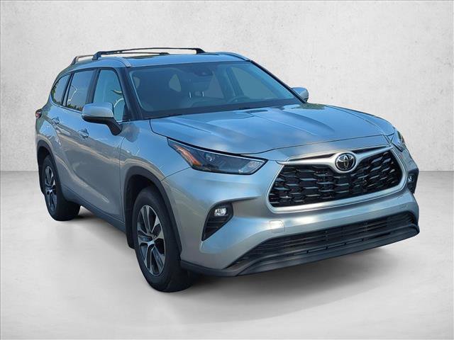 Certified 2025 Toyota Highlander XLE FWD image 3
