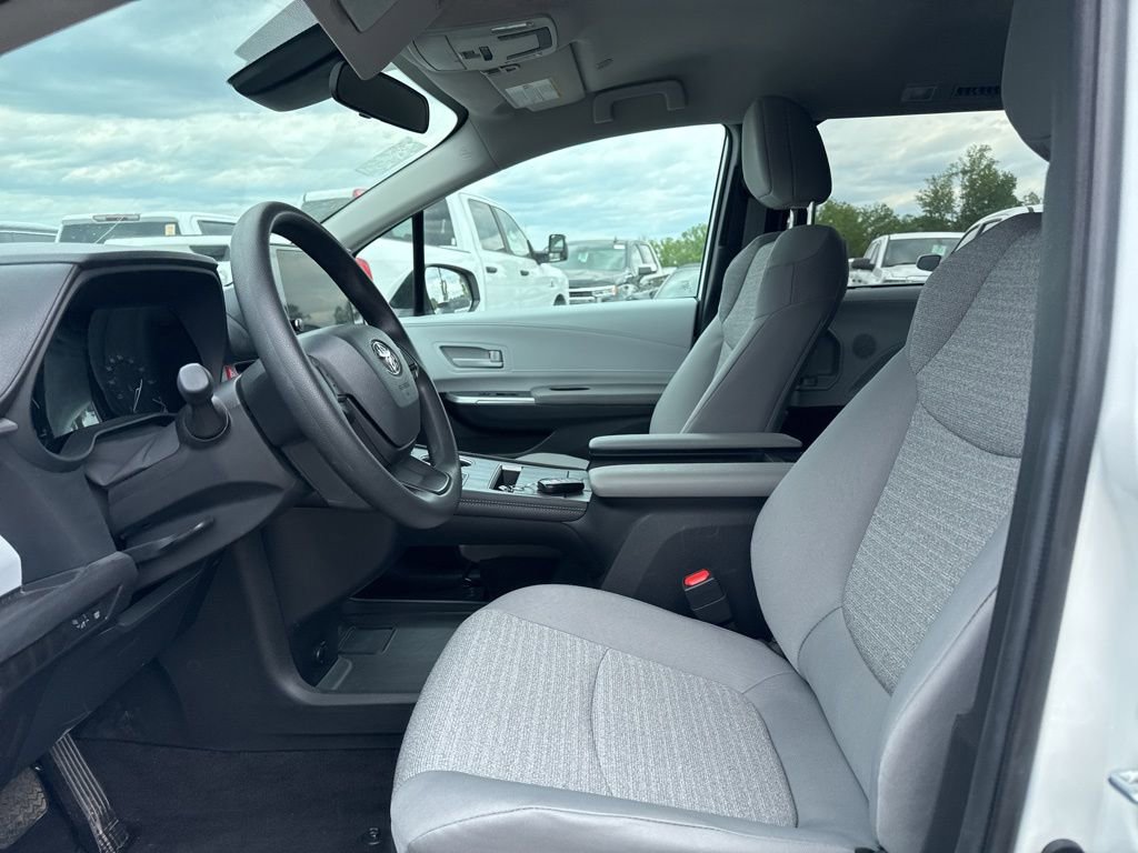 Used 2025 Toyota Sienna LE FWD image 5